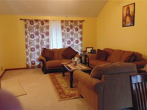 3rd image of 7814 Paddington Ln W