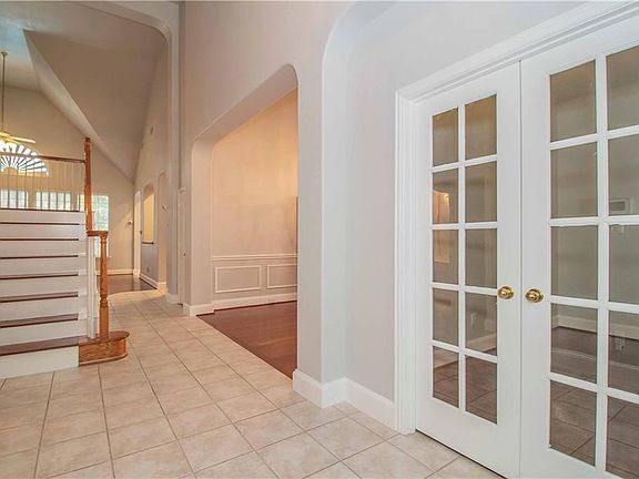 4th image of 2116 Bishop Dr