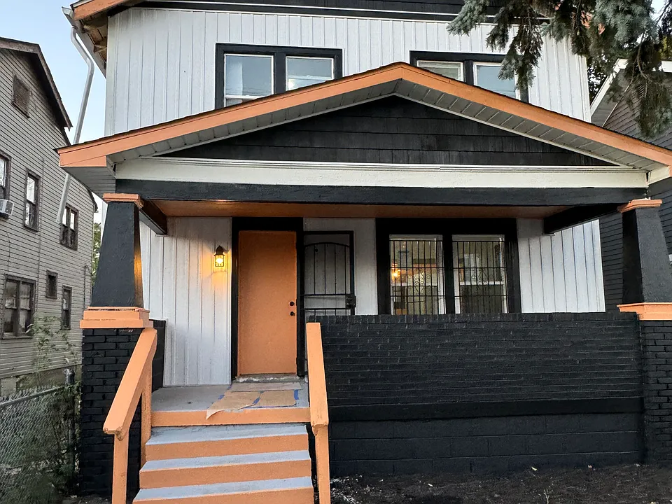E 17th Ave