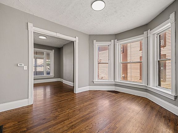 3rd image of 3833 Parker St #1