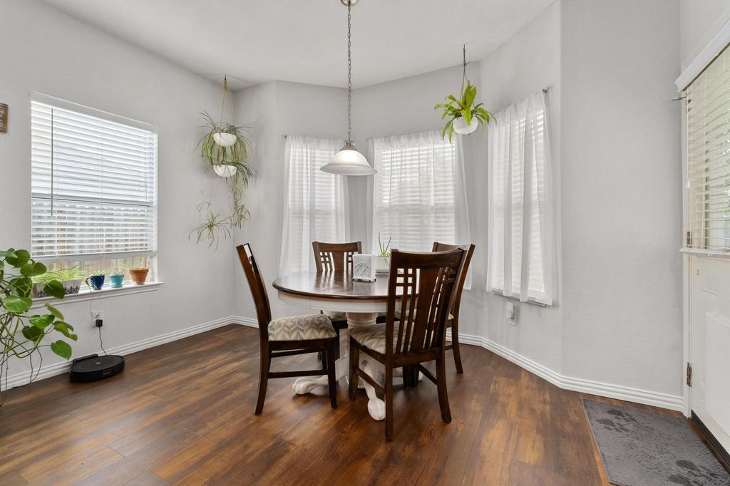 Apartment in Hutto, Williamson - More