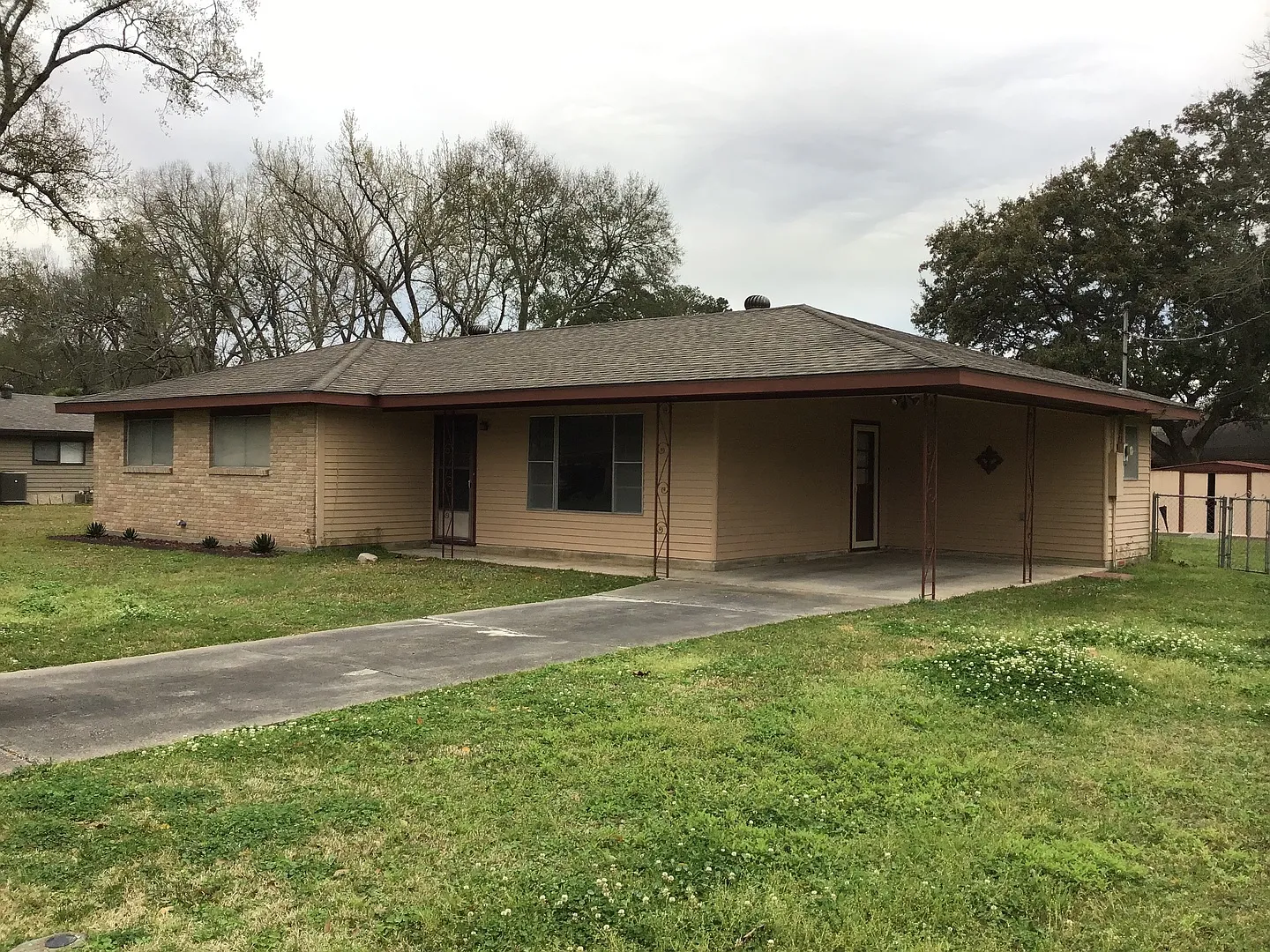 Move In Special 3 Bedroom 1 1/2 Bath Brick Home — Photo 1