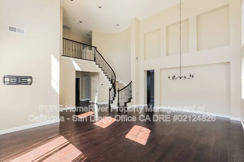 5 bed, 3.0 bath, 2950 sqft, $5,455 — Photo 4