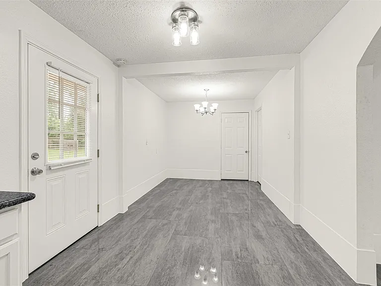 506 Edgebrook Dr — Photo 10