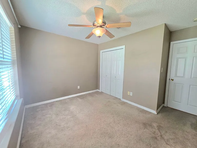 1059 Simpson St — Photo 15