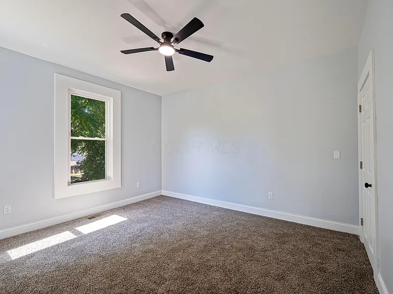 150 N Oak St — Photo 38