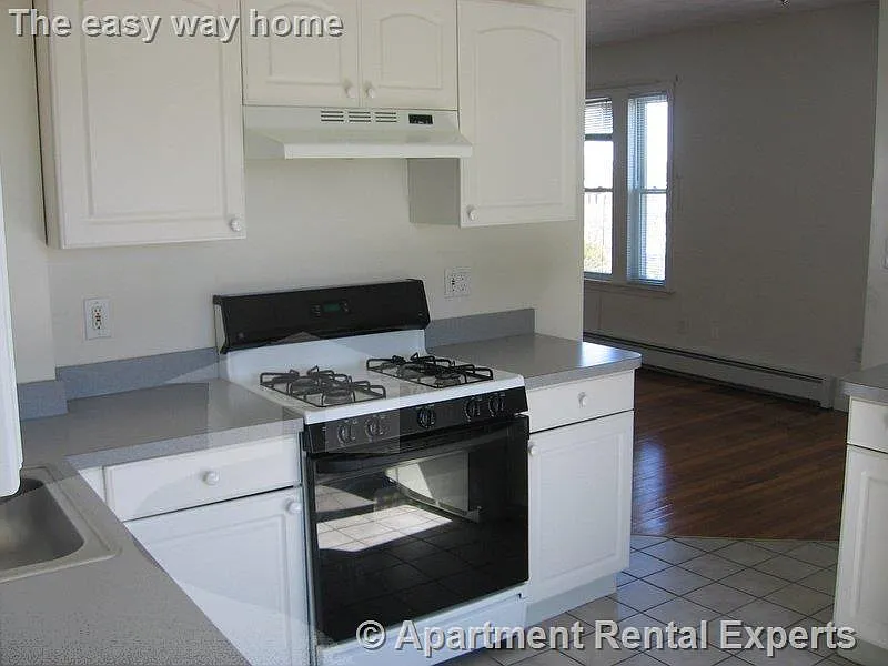 4 bed, 1.5 bath, 1700 sqft, $4,000 — Photo 3