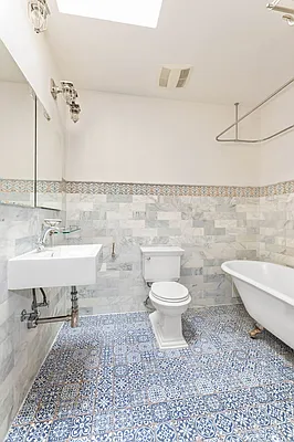 Bathroom, photo 1