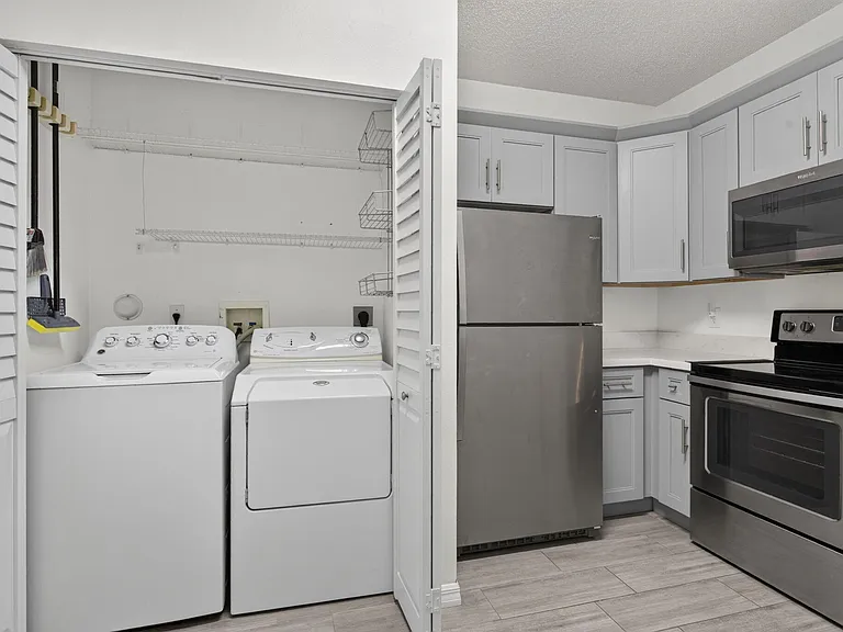 1263 SW 48th Ter — Photo 8
