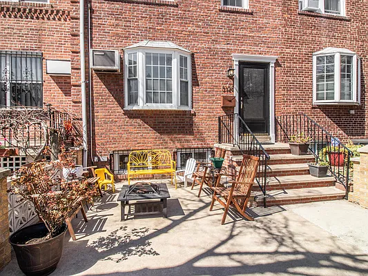 Sold by Douglas Elliman | media 21