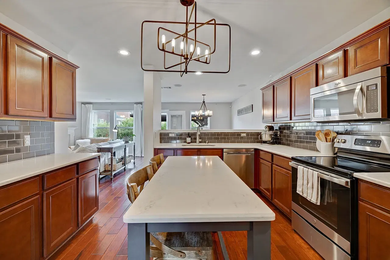 5 bed, 3140 sqft, $3,300 — Photo 3