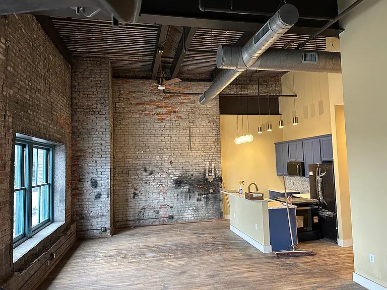725 Jefferson Ave #401 — Photo 2