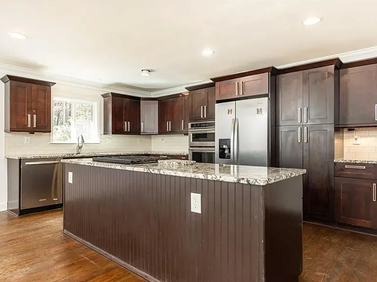 2580 Hawthorne Dr — Photo 10