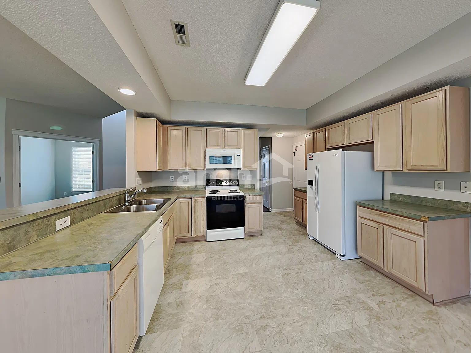 3 bed, 2.5 bath, 2400 sqft, $2,330 — Photo 3