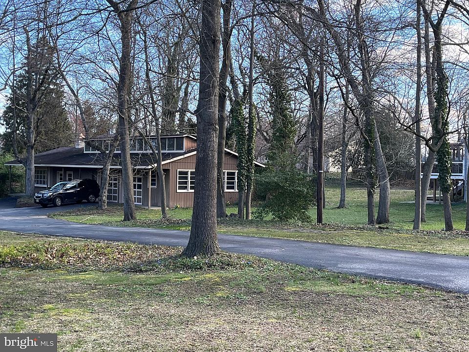 2nd image of 214 Lotus Ave