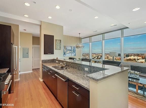 5th image of 500 W Superior St Unit 2202