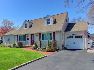 4 The Loch, Rockville Centre, NY 11570