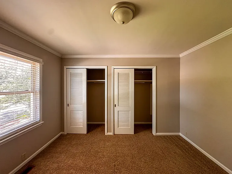 2305 Mirror Lake Dr — Photo 20