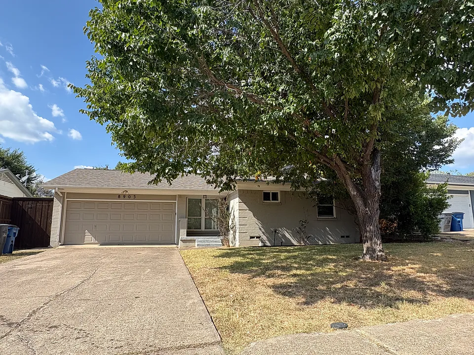 8905 Clearwater Dr