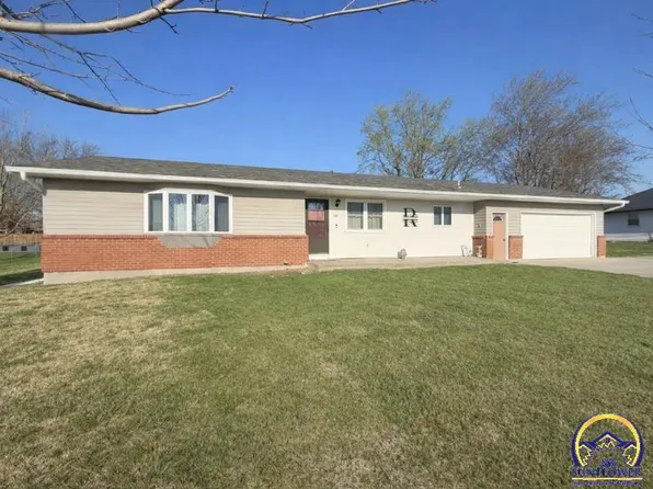 1004 N 4th St, Hiawatha, KS 66434