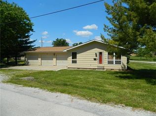 38 Hilltop Dr, Hillsboro, IL 62049