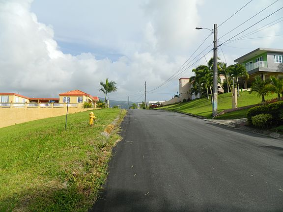 Lot on the left, street lvl