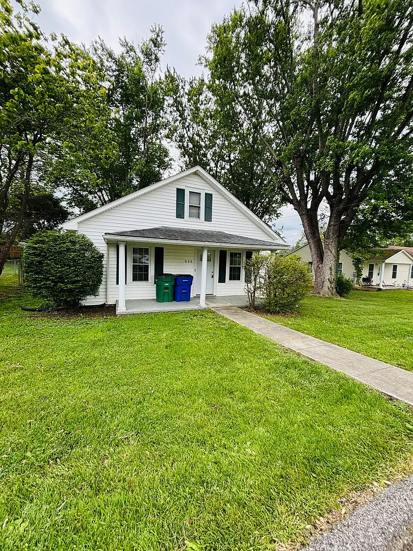 2 Bedroom, 1 Bath — Photo 1