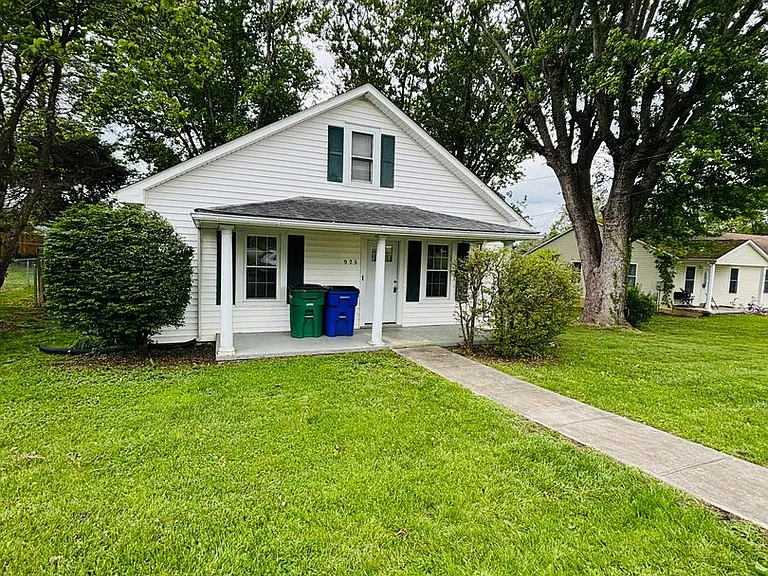 925 Forest St — Photo 1