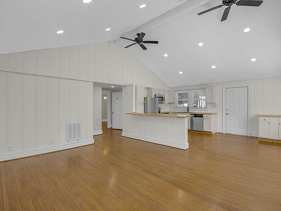 3rd image of 605 S Mountain View Rd