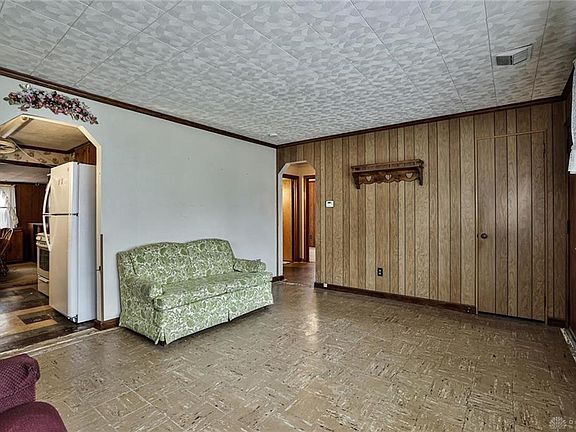 5th image of 203 E Plum St