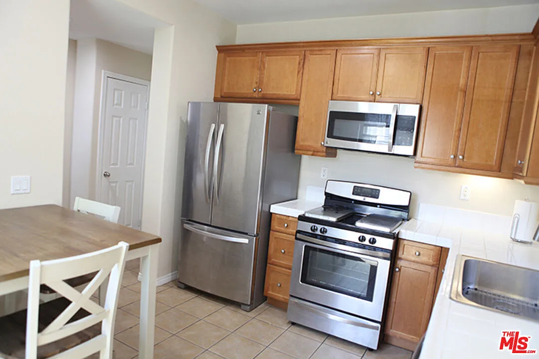 3 bed, 3.0 bath, 1932 sqft, $3,450 — Photo 3