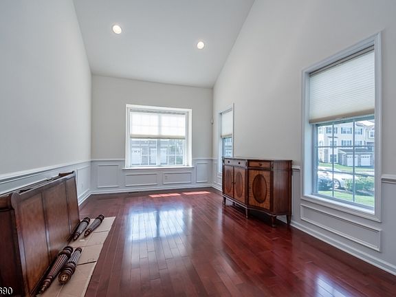 5th image of 9 Greenwich Ct