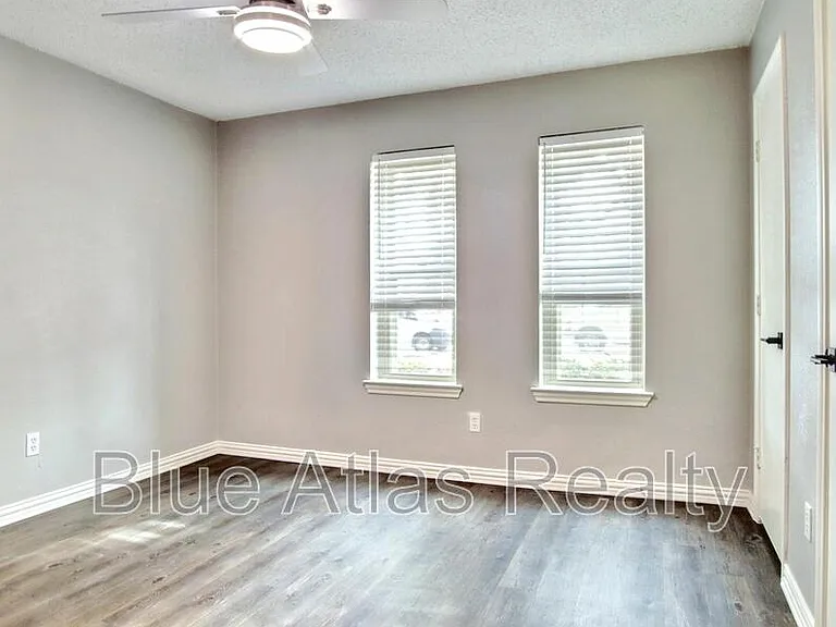 2935 Potomac Ave — Photo 8