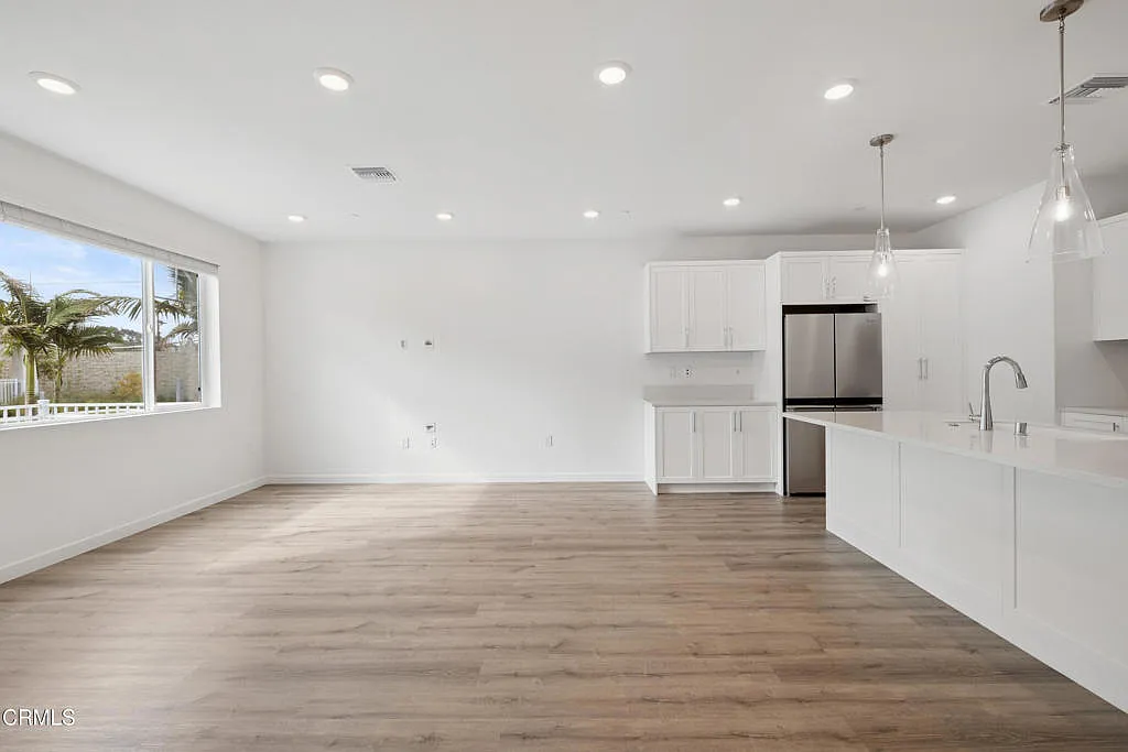 3 bed, 2.5 bath, 1424 sqft, $4,000 — Photo 3