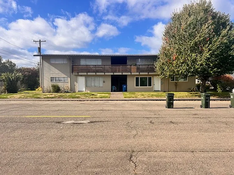 260-290 N 10th St — Photo 1