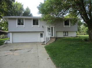 724 18th St, Hawarden, IA 51023