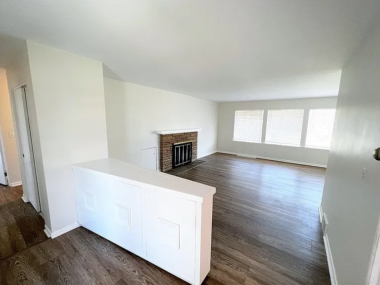 4504 Chatham Dr — Photo 2