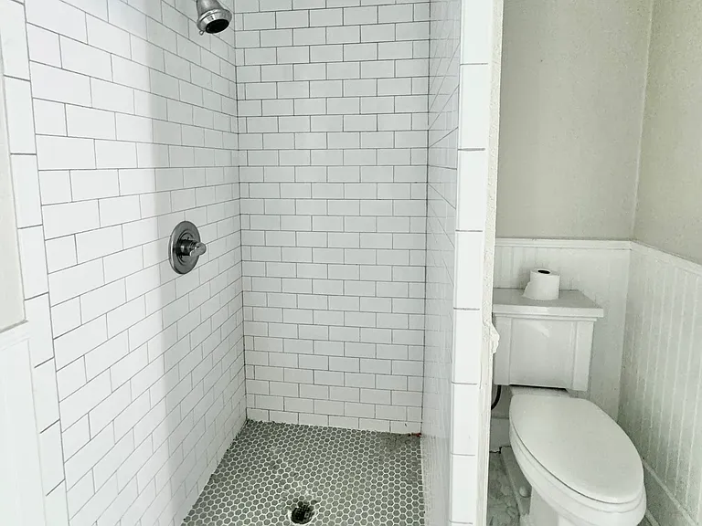 507 E 39th St — Photo 14