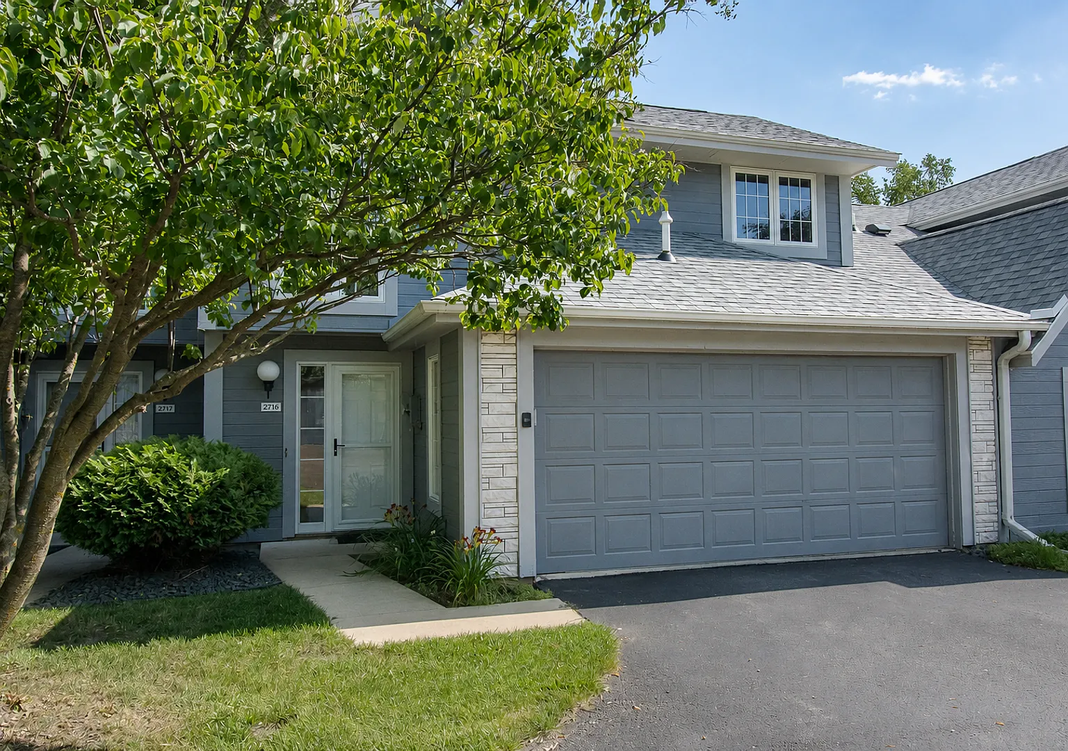 Beautiful Townhome in an Established Neighborhood — Photo 1