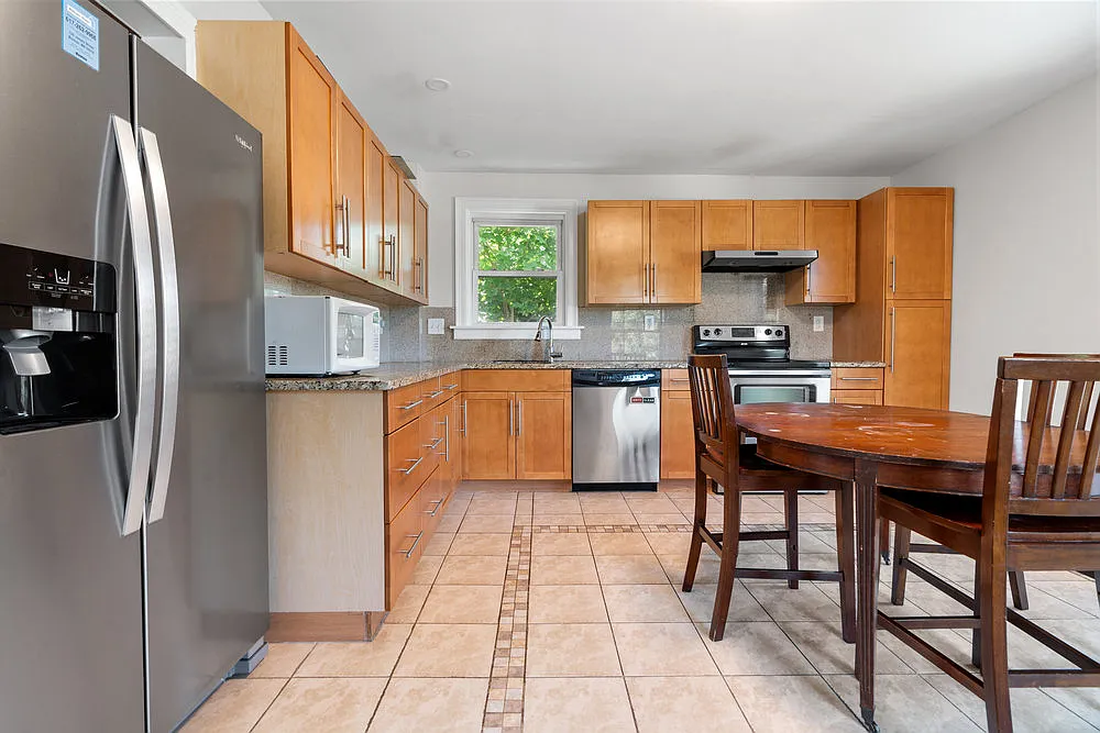 4 bed, 1800 sqft, $4,400 — Photo 1