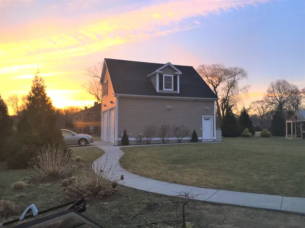 8 Fishing Cove Rd, North Kingstown, RI 02852