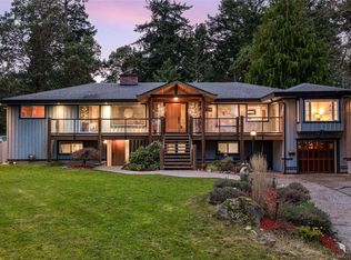 2881 Phyllis St, Saanich, BC V8N 1Y8