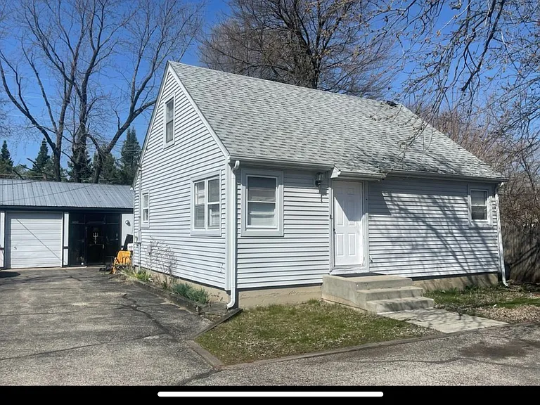 W Elm St — Photo 1