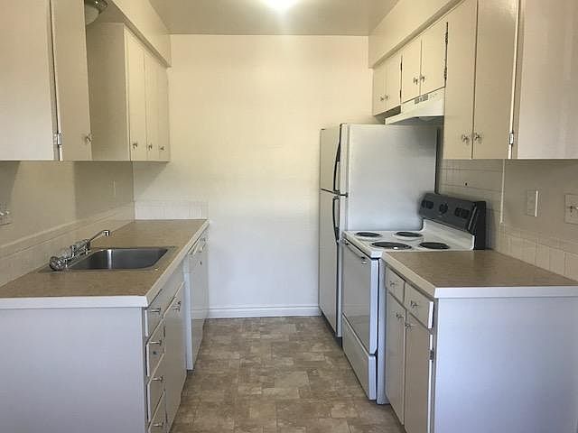 1st image of 3011 E 9th St APT 11