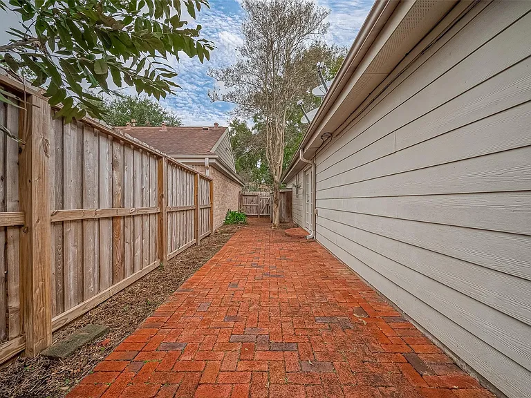 2022 Highland Hills Dr — Photo 33