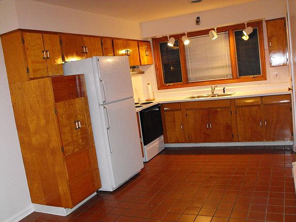 Eat-in Kitchen View 1 of 2