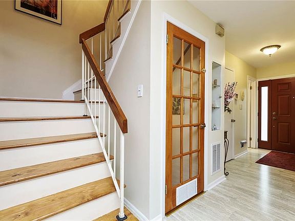 3rd image of 35 Rockledge Dr