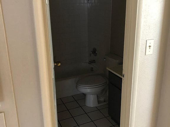 3rd image of 912 Bishop Dr APT 4