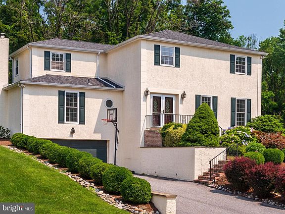 3rd image of 619 Heather Ln