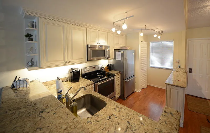 2 bed, 2.0 bath, 1056 sqft, $6,000 — Photo 2
